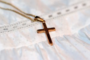 В Ишимбае грабитель сорвал с прохожего золотой крест