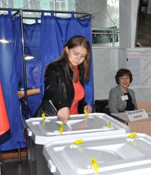 В Ишимбае и Ишимбайском районе впервые проголосовавшие молодые люди, получили памятные подарки