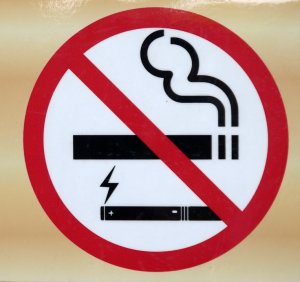 В  России могут ввести запрет на продажу табака людям, родившимся в 2015 го ...