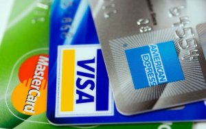 Банкам разрешили взимать комиссию за снятие наличных c карт Visa 