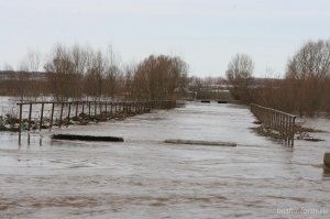 В Башкирии на оренбургской трассе затопило мост: дорога в объезд
