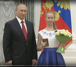 14-летней школьнице из Ишимбая паспорт вручил Владимир Путин