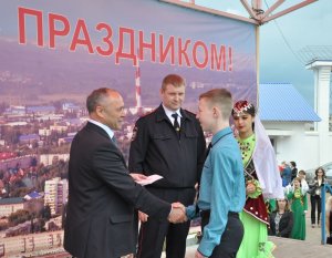 В Ишимбае в День России вручили паспорта 16 молодым горожанам