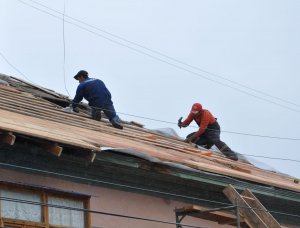 В Ишимбае рабочий упал с крыши