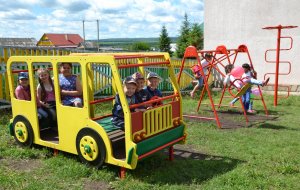 Жители Ишимбайского района открыли в своем селе детскую площадку