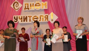 В Ишимбае ряд учителей удостоен российской награды за заслуги в сфере образ ...