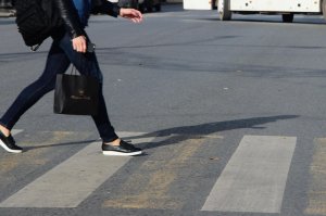 В России для автомобилистов повысили штраф за непропуск пешеходов на «зебре ...