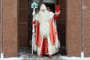 Роспотребнадзор рассказал, каких Дедов Морозов можно пускать в дом