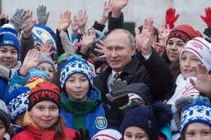Владимир Путин пообщался с детьми, приехавшими на новогоднюю ёлку в Кремль