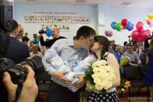 Регионы получат средства на ежемесячные выплаты при рождении первого ребенка в первые рабочие дни нового года - Минтруда РФ