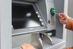 В Ишимбае женщина сняла деньги в банкомате и забыла их забрать