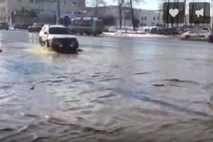 В Уфе на проспекте Октября затопило проезжую часть – видео