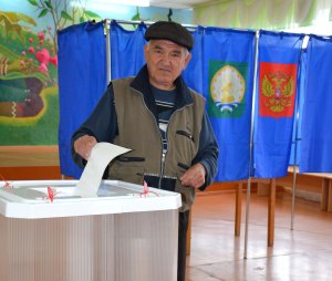 Жители Ишимбайского района участвуют в процедуре предварительного голосован ...