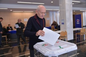 Рустэм Хамитов принял участие в предварительном голосовании