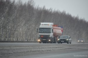 Не как в Финляндии: почему зимой трассы Башкирии обрабатывают песко-соляной смесью