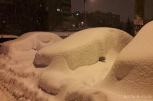 Хотел почистить снег: в уфимском дворе мужчину насмерть придавило автомобилем