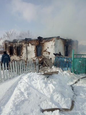 В Башкирии в сгоревшем доме найдены тела мужчины и женщины с малолетним ребенком