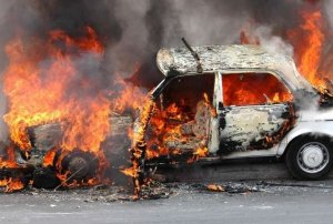 В Ишимбае на стоянке загорелся автомобиль